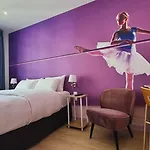 Le Glam\'S Hotel