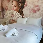 Le Glam\'S Hotel